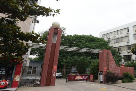 住家户精装带产权车位，随时看房，房东急售